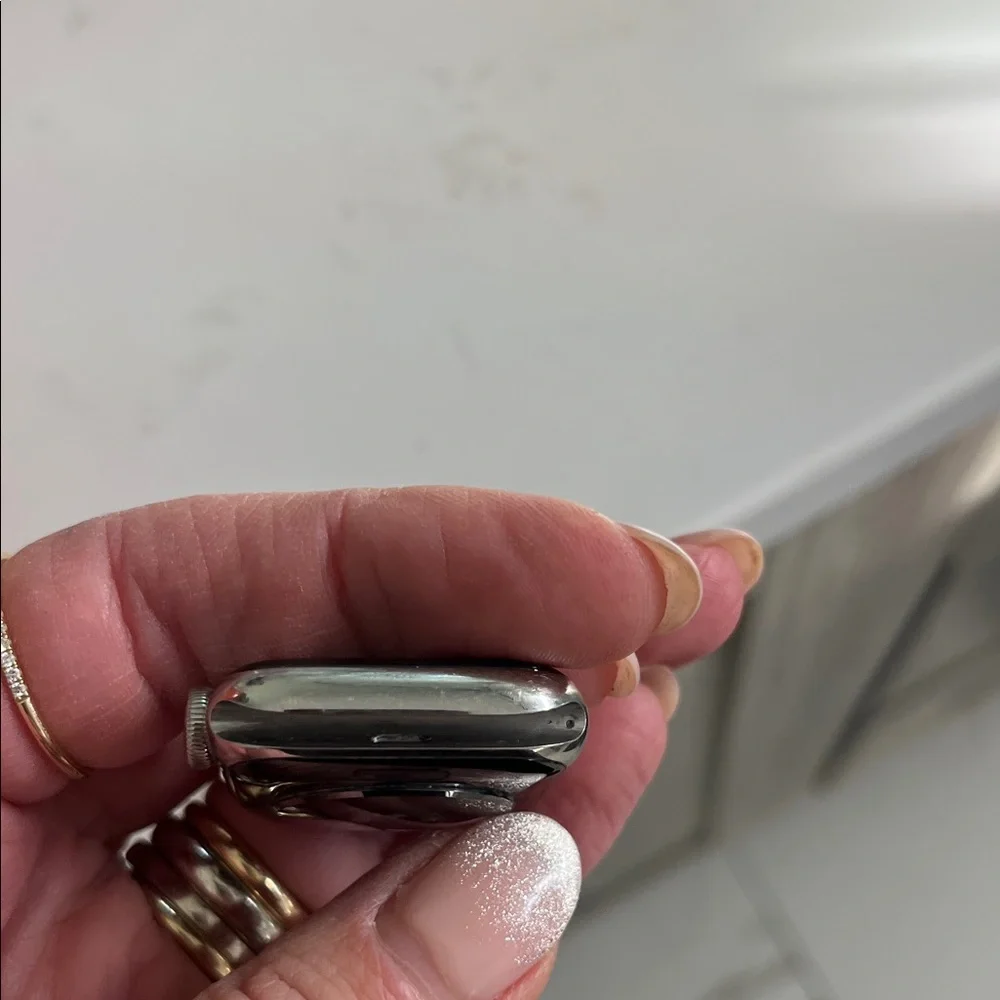 Apple Watch Series 6 in Silver - Picture 3 of 11